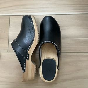 urban outfitters black clogs